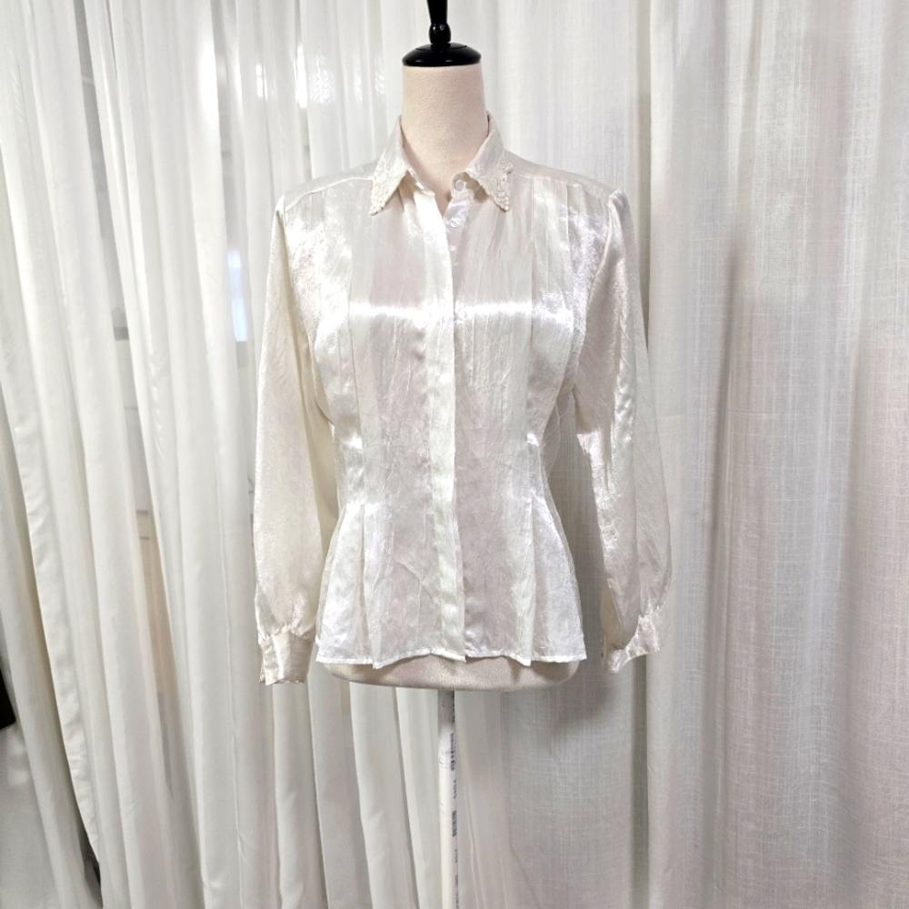 VTG Diversity Petite White Satin Pleated Jacquard‎ Womens Blouse Size 10